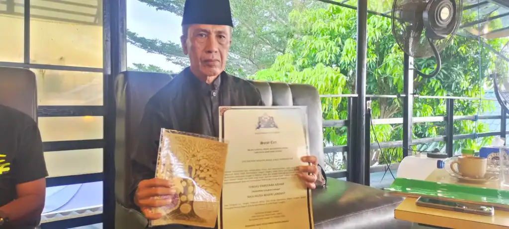 Sultan Langkat T Azihar MK menunjukkan Akta Konsesi sebagai bukti alas hak